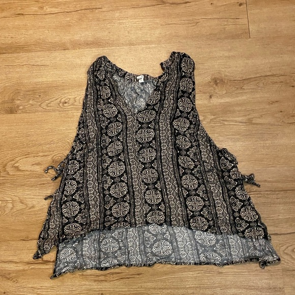 Gentle Fawn Black and White Asymmetrical Sleeveless Blouse - Picture 4 of 16